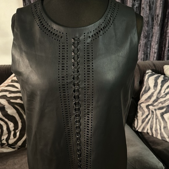 CARMEN MARC VALVO BLACK FAUX LEATHER LASER CUT SHIFT/ SLIP DRESS - Picture 4 of 7